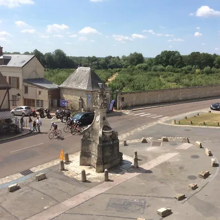 De L'ecu La Roche-Guyon